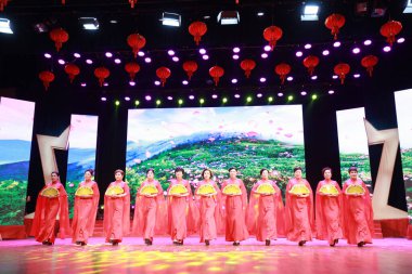 LUANNAN COUNTY, Hebei Eyaleti, Çin - 1 Ocak 2020: Çin geleneksel Cheongsam gösterisi.