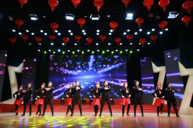 LUANNAN COUNTY, Hebei Eyaleti, Çin - 1 Ocak 2020: Çin geleneksel dans gösterisi