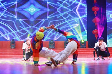 LUANNAN COUNTY, Hebei Eyaleti, Çin - 11 Ocak 2020: Çin gençlik hip hop gösterisi