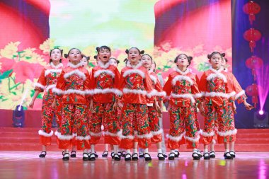 LUANNAN COUNTY, Hebei Eyaleti, Çin - 11 Ocak 2020: Çinli çocukların sahnede dans gösterisi.