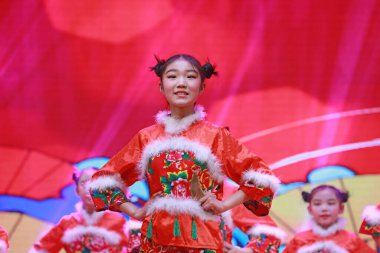 LUANNAN COUNTY, Hebei Eyaleti, Çin - 11 Ocak 2020: Çinli çocukların sahnede dans gösterisi.