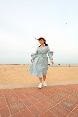 LUANNAN COUNTY, Hebei Eyaleti, Çin - 3 Mayıs 2019: Bir kız sahilde oynuyor.