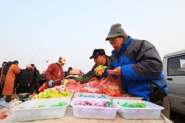 LUANNAN COUNTY, Hebei Eyaleti, Çin - 17 Ocak 2020: Şeker alan insanlar kırsal pazarda.
