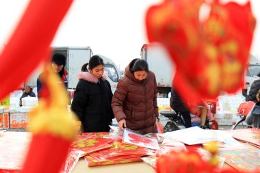 LUANNAN COUNTY, Hebei Eyaleti, Çin - 17 Ocak 2020: Yeni yıl ürünleri satın alanlar kırsal ekonomi ve ticaret piyasasındalar.