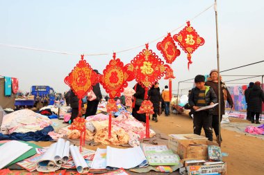 LUANNAN COUNTY, Hebei Eyaleti, Çin - 17 Ocak 2020: Yeni yıl ürünleri satın alanlar kırsal ekonomi ve ticaret piyasasındalar.