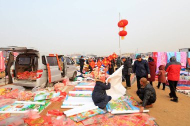 LUANNAN COUNTY, Hebei Eyaleti, Çin - 17 Ocak 2020: Yeni yıl ürünleri satın alanlar kırsal ekonomi ve ticaret piyasasındalar.