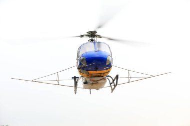 Tarım helikopterleri gökyüzünde uçuyor