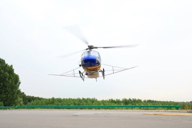 Tarım helikopterleri gökyüzünde uçuyor