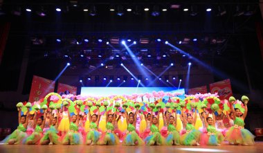 LUANNAN COUNTY, Çin - 19 Nisan 2019: Çocuk dans gösterisi, LUANNAN COUNTY, Hebei Eyaleti, Çin