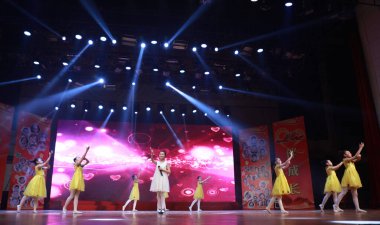 LUANNAN COUNTY, Çin - 19 Nisan 2019: Çocuk dans gösterisi, LUANNAN COUNTY, Hebei Eyaleti, Çin