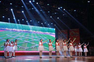 LUANNAN COUNTY, Çin - 19 Nisan 2019: Çocuk dans gösterisi, LUANNAN COUNTY, Hebei Eyaleti, Çin