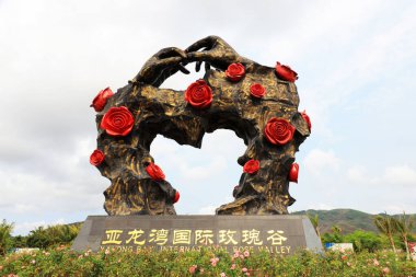 Sanya Şehri, Çin - 1 Nisan 2019: Bir parkta aşk heykeli mimari manzara, Sanya City, Hainan Eyaleti, Çin