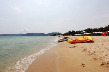 Muz şekilli şişme tekne Sanya City, Hainan Eyaleti, Çin sahilinde demirlemiş.