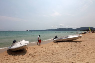 Yelkenli gemileri Yalong Körfezi, Sanya Şehri, Hainan Eyaleti, Çin 'de demirlemiş.