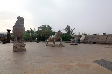 Sanya Şehri, Çin - 1 Nisan 2019: Çin geleneksel heykel mimari peyzajı Sanya City, Hainan Eyaleti, Çin