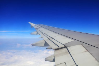 Güney Çin 'de yüksek irtifada uçan büyük yolcu uçaklarının kanatları.