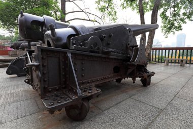 Guangzhou, Çin - 5 Nisan 2019: Yuexiu Park, Guangzhou, Guangdong Eyaleti, Çin 'de Afyon Savaşı sırasında kullanılan toplar