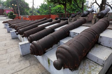 Guangzhou, Çin - 5 Nisan 2019: Yuexiu Park, Guangzhou, Guangdong Eyaleti, Çin 'de Afyon Savaşı sırasında kullanılan toplar