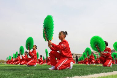 LUANNAN COUNTY, Çin - 8 Nisan 2019: Oyunların açılış töreninde grup jimnastik performansı, LUANNAN COUNTY, Hebei Eyaleti, Çin