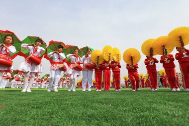 LUANNAN COUNTY, Çin - 8 Nisan 2019: Oyunların açılış töreninde grup jimnastik performansı, LUANNAN COUNTY, Hebei Eyaleti, Çin