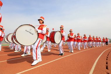 LUANNAN COUNTY, Çin - 8 Nisan 2019: perküsyon bandı spor toplantısında davul çalıyor, LUANNAN COUNTY, Hebei Eyaleti, Çin