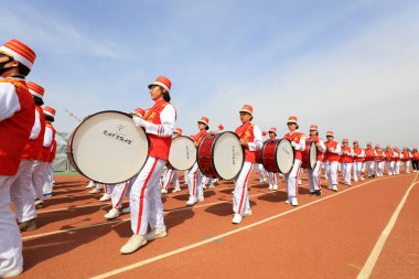LUANNAN COUNTY, Çin - 8 Nisan 2019: perküsyon bandı spor toplantısında davul çalıyor, LUANNAN COUNTY, Hebei Eyaleti, Çin