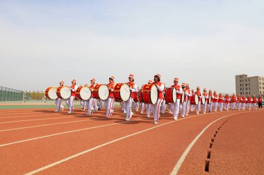 LUANNAN COUNTY, Çin - 8 Nisan 2019: perküsyon bandı spor toplantısında davul çalıyor, LUANNAN COUNTY, Hebei Eyaleti, Çin