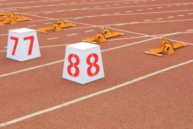 Parça numaraları ve başlatıcılar oyun alanındaki plastik parça üzerinde