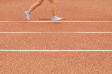 Uzun mesafe koşucuları pistte koşuyor