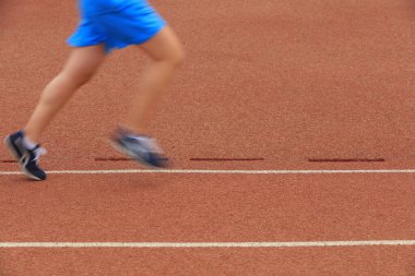 Uzun mesafe koşucuları pistte koşuyor