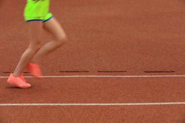 Uzun mesafe koşucuları pistte koşuyor