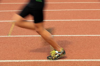 Uzun mesafe koşucuları pistte koşuyor