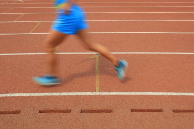 Uzun mesafe koşucuları pistte koşuyor