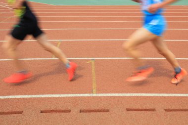 Uzun mesafe koşucuları pistte koşuyor