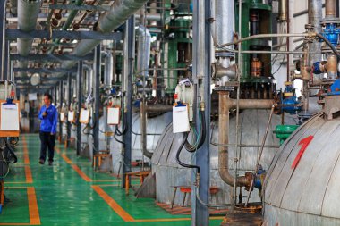 LUANNAN COUNTY, Hebei Eyaleti, Çin - 15 Nisan 2019: İşçiler biyodizel üretim fabrikasının üretim atölyesinde çalışıyorlar.