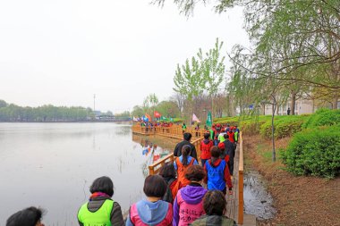 LUANNAN COUNTY, Hebei Eyaleti, Çin - 20 Nisan 2019: Turistler yürüyüş faaliyetlerine ve ulusal fitness faaliyetlerine katılırlar.