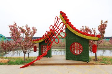 Parktaki renkli heykel manzarası