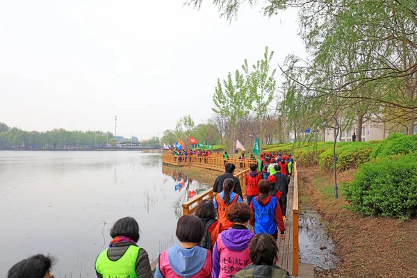 LUANNAN COUNTY, Hebei Eyaleti, Çin - 20 Nisan 2019: Turistler yürüyüş faaliyetlerine ve ulusal fitness faaliyetlerine katılırlar.