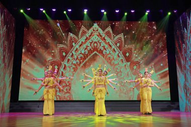 LUANNAN COUNTY, Hebei Eyaleti, Çin - 28 Nisan 2019: Çin geleneksel programı Guanyin gösterisi sahnede.