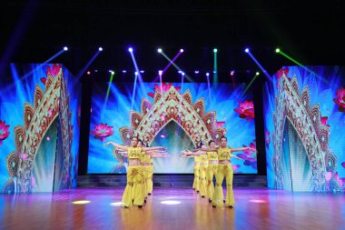 LUANNAN COUNTY, Hebei Eyaleti, Çin - 28 Nisan 2019: Çin geleneksel programı Guanyin gösterisi sahnede.