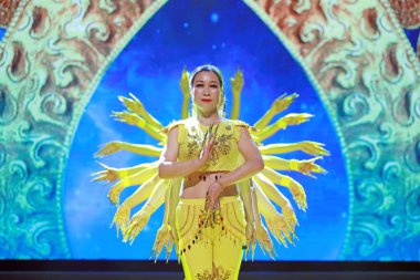 LUANNAN COUNTY, Hebei Eyaleti, Çin - 28 Nisan 2019: Çin geleneksel programı Guanyin gösterisi sahnede.