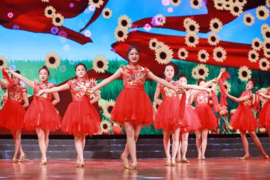 LUANNAN COUNTY, Hebei Eyaleti, Çin - 28 Nisan 2019: Sahnede güzel bir dans gösterisi.