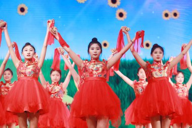 LUANNAN COUNTY, Hebei Eyaleti, Çin - 28 Nisan 2019: Sahnede güzel bir dans gösterisi.