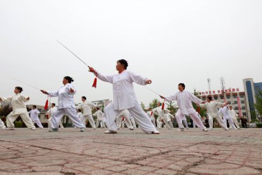 LUANNAN COUNTY, Hebei Eyaleti, Çin - 29 Nisan 2019: insanlar park meydanında Tai Chi Kılıcı kullanırlar.