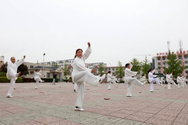 LUANNAN COUNTY, Hebei Eyaleti, Çin - 29 Nisan 2019: insanlar park meydanında Taijiquan çalışıyor.