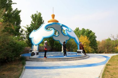 Tangshan Şehri, Hebei Eyaleti, Çin - 3 Mayıs 2019: Yurt, Tangshan Botanik Bahçesi mimarisini şekillendirdi