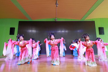 LUANNAN COUNTY, Hebei Eyaleti, Çin - 8 Mayıs 2019: Anaokulundaki çocuklar Pingju oynuyorlar, antik renkli kıyafetler giyiyorlar, ki bu çok ilginç..