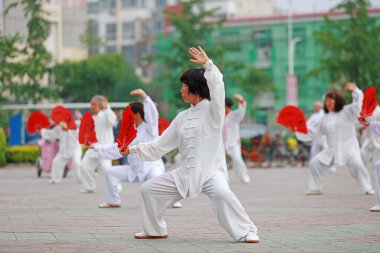 Luannan İlçesi - 19 Mayıs 2019: Çin Tai Chi Kung Fu Hayranı Meydan, Luannan County, Hebei Eyaleti, Çin