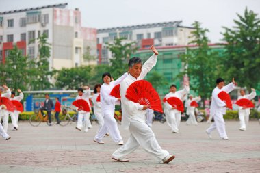 Luannan İlçesi - 19 Mayıs 2019: Çin Tai Chi Kung Fu Hayranı Meydan, Luannan County, Hebei Eyaleti, Çin