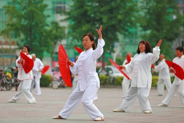 Luannan İlçesi - 19 Mayıs 2019: Çin Tai Chi Kung Fu Hayranı Meydan, Luannan County, Hebei Eyaleti, Çin